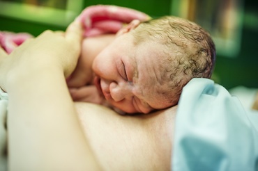 Contactul piele pe piele aduce numai beneficii bebelușului tău, chiar și după 20 de ani
