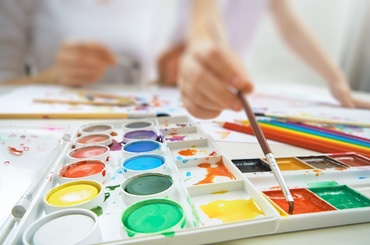 Idei inspirate din Montessori: Ce ne jucăm cu copiii în casă?