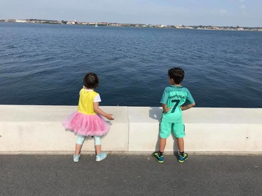 Frații de vârstă apropiată vin cu-o mamă relaxată la pachet