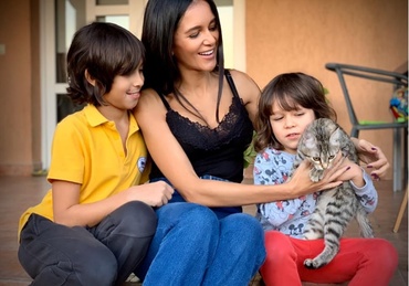 Vine copilul, aruncăm pisica