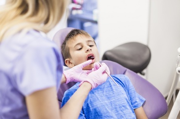 5 probleme frecvente care îți pot da dureri dentare