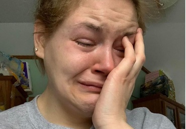 Să stai acasă cu copilul e al naibii de greu. Postarea care a devenit virală