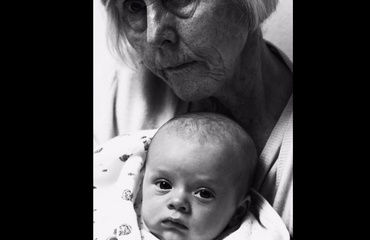 Dă-i tinerețea ta, mamă, nu bătrânețea