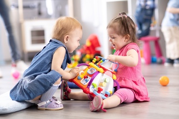 Învățarea abilităților sociale de către prichindelul tău: pașii spre succes