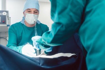 Doctorul care salvează vieți chiar înainte de a începe. Cum operează bebelușii din pântece