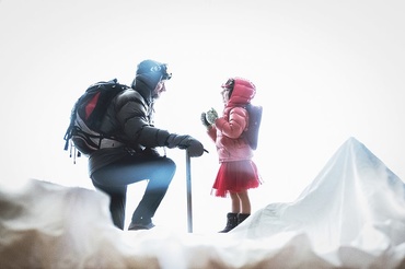 Un tătic a mers cu fiica lui de 5 ani într-o aventură la munte… în propria casă