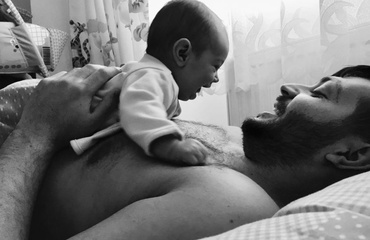 Îți mulțumesc că-l faci să râdă altfel decât îl fac eu