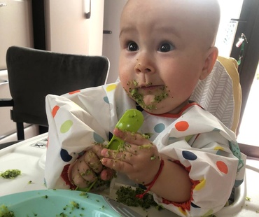 Povestea unei mame: Cum să ai un start bun în (auto)diversificare. Bebelușul care papă tot