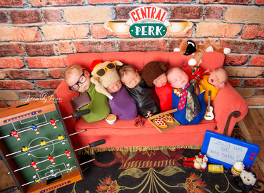Mini-personajele din serialul Friends. Un fotograf a pozat nou-născuții ca personajele îndrăgitului serial