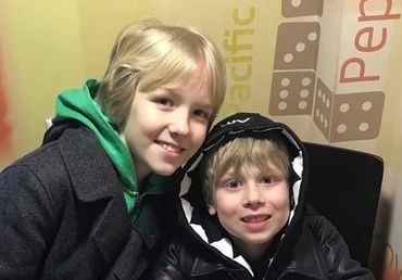 Doi frați de 10 și 7 ani au căzut de la fereastră, în carantină, în timp ce se jucau de-a Spiderman