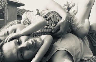 Ai grijă de emoțiile copilului tău. Ține minte: stai mereu în spatele lor, gata să le prinzi