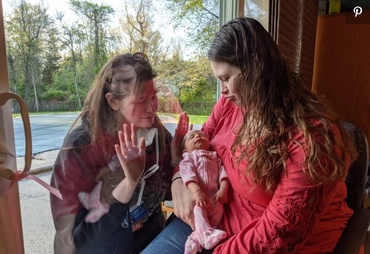 7 povești înduioșătoare ale familiilor care își întâlnesc pentru prima dată bebelușii născuți în timpul pandemiei