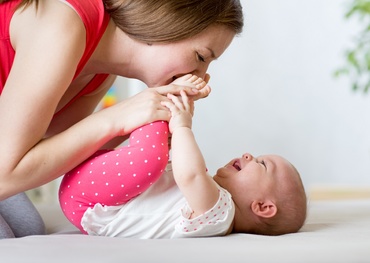 8 tipuri de jocuri simple și distractive, pe care să le faci cu bebelușul tău