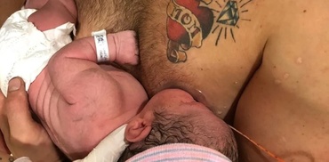 Tăticul care alăpta bebelușul, în timp ce mama se recupera după cezariană, a devenit viral