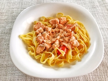 Tagliatelle cu somon și roșii cherry