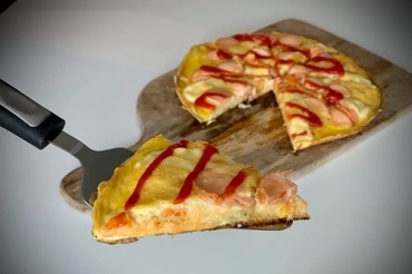 Pizza rapidă cu pâine și ouă