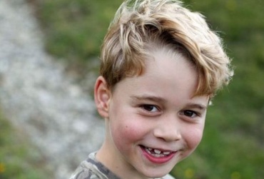 Prințul George împlinește astăzi 7 ani. Au fost publicate două fotografii, făcute chiar de Ducesă