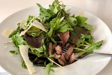 Vită fragedă cu rucola și parmezan