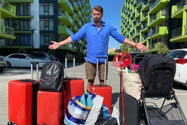 Tati poate! Și, totuși, să te muți cu casa la mare e misiune imposibilă!