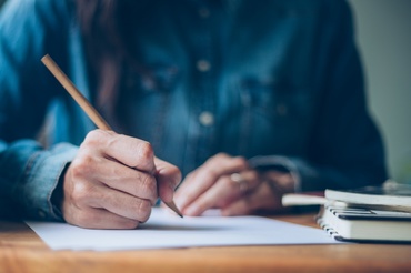 Profesorii nu vor mai avea catalog, în timpul orelor de curs. Cum vor fi puse notele și absențele