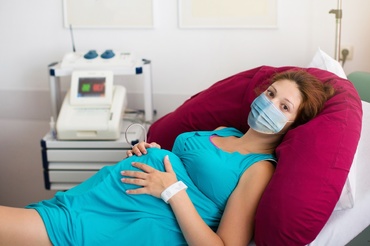 Mamele care au purtat măști în timpul nașterii își împărtășesc experiențele