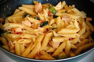 Penne cu somon afumat, dovlecel și roșii