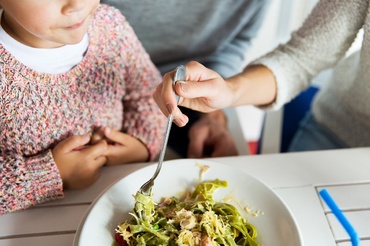 Mergi cu copilul alergic la restaurant? Iată ce trebuie să știi