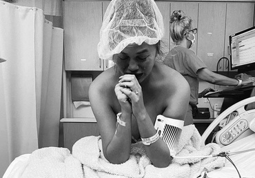 Momente dramatice pentru Chrissy Teigen și John Legend: au pierdut al treilea copil - “Te vom iubi întotdeauna.”