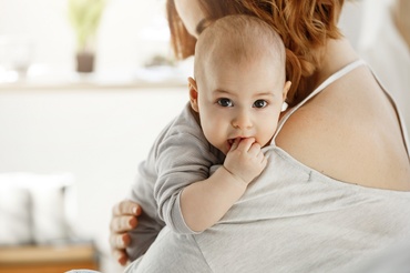 Cum să ai grijă de dinții unui bebeluș care refuză periuța? (5 sfaturi pentru o dantură sănătoasă)