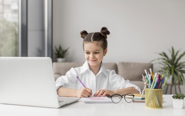 Fiica mea, un mini-angajat opt ore pe zi, cu laptopul în față