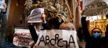 Polonia interzice aproape total avortul, iar asta a generat un fenomen neașteptat: proteste în bisericile catolice