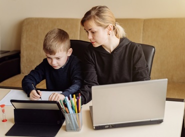 Școala online sau cum ai toată clasa la tine-n casă