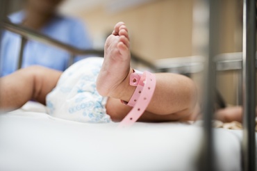 O femeie care a avut COVID-19 a născut un bebeluș cu anticorpi la boală