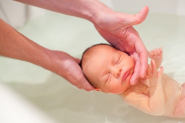 Cât de des ar trebui să spălăm nou-născutul?