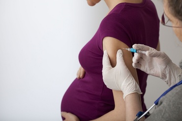 Vaccinul împotriva COVID-19, în timpul sarcinii: ce-ar trebui să știe viitoarele mămici