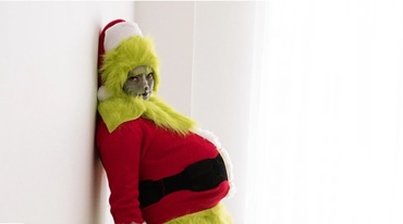 Creativitate la cote maxime: s-a costumat în Grinch, pentru sesiunea de poze pentru maternitate