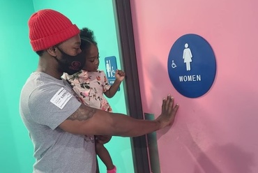 Un tătic mândru explică cum își protejează fetița, ducând-o la toaletele publice pentru femei