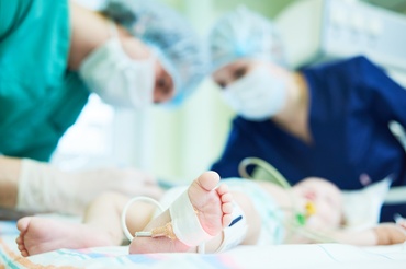 Un bebeluș infectat cu COVID-19 a fost externat din spital după 10 săptămâni. Imagini emoționante