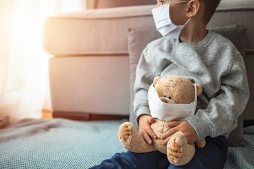 Sunt în siguranță copiii care stau în preajma persoanelor care s-au vaccinat împotriva COVID-19?