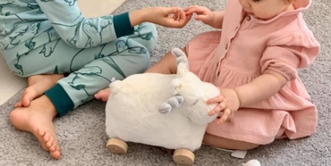 4 lucruri de luat în calcul, când alegem jucăriile bebelușului. Cum ne asigurăm că sunt potrivite și îl ajută în dezvoltare.