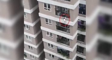 O fetiță de 3 ani cade de la etajul 13 și este prinsă de un tânăr curier, în Vietnam. Momentul teribil a fost filmat de un vecin