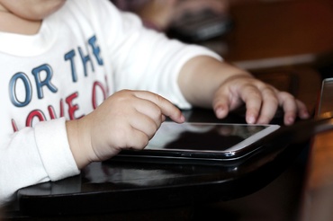 Legătura dintre timpul petrecut în fața ecranelor și problemele de comportament ale copilului mic