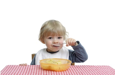 5 sfaturi pentru a-ți învăța copilul să mănânce singur