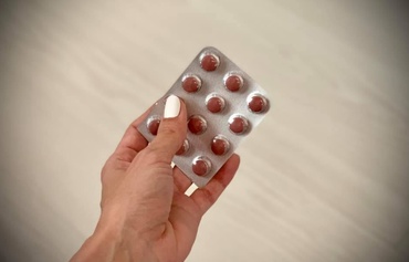 De ce scrie pe toate medicamentele că sunt interzise în sarcină și alăptare. Și ce tratamente putem urma, totuși, în această perioadă