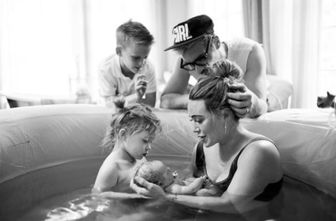 Hilary Duff – fotografii intime de la nașterea fetiței sale acasă, sub apă