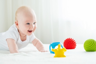 6 exerciții pentru dezvoltarea bebelușilor cu vârsta cuprinsă între 4 și 6 luni
