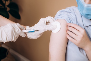 Elevii de peste 12 ani ar putea fi vaccinați împotriva COVID-19, începând cu luna septembrie 2021