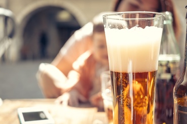 Poate gusta copilul din paharul de vin sau bere al părintelui? Pro sau contra?