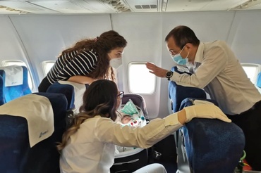 Un bebeluș de 14 zile a fost transportat cu avionul de linie de un medic din România, pentru o operație salvatoare în Italia