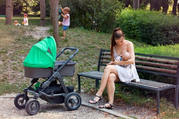 Alăptarea - reglementată prin lege / Parlamentul a votat un proiect de lege care sancționează interzicerea alăptării unui copil în spaţiul public